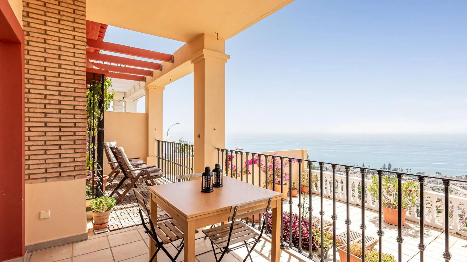 Holiday home Casa Familiar Con Piscina Frente Al Mar Villa Torre de Benagalbon
